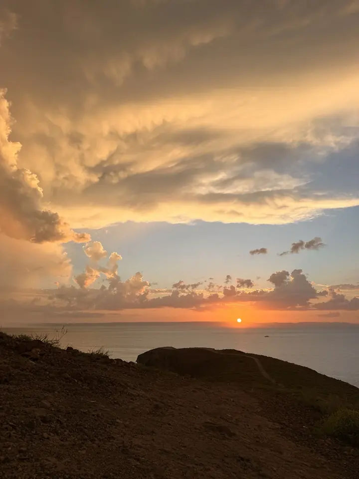 Nubes doradas sobre el mar