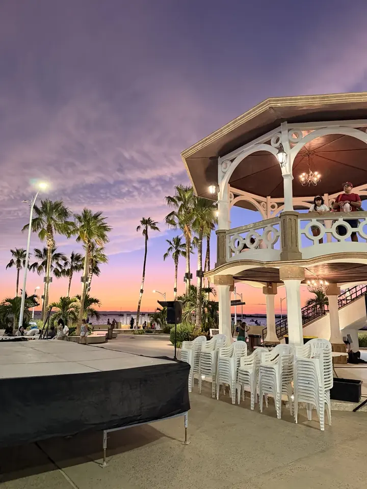 Terraza frente al mar al anochecer