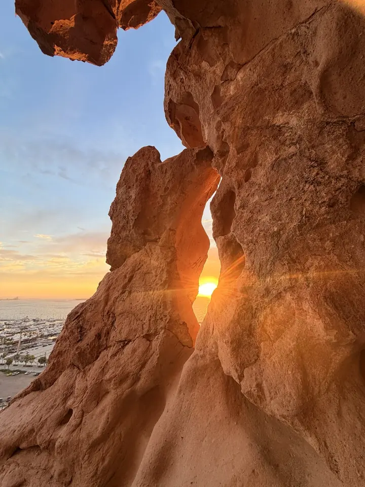 Arco de roca en el mar