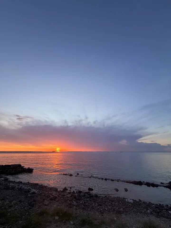 Costa rocosa al anochecer